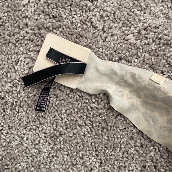 Victoria Secret Strapless Bra - Picture 6 of 7